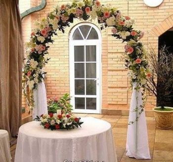 Свадебная флористика / Оформление свадебных арок /  
 оформление арки цветами и тканями