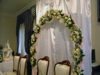 Свадебная флористика / Оформление зала  /   Украшение арки живыми цветами